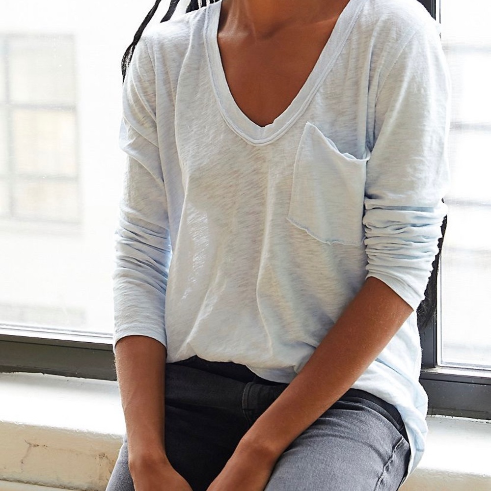 🐚🌸 FREE PEOPLE Light Blue Long Sleeve V‑Neck Pocket Tee